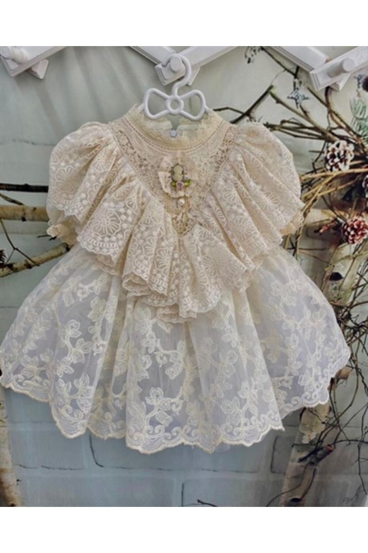 Krem Dantelli Vintage Kız Bebek Elbisesi